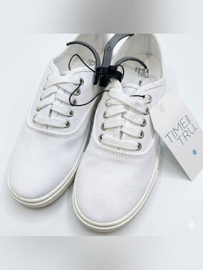 ✨ NWT Time and Tru Women’s White Canvas Lace-Up Sneakers Size 6 ✨